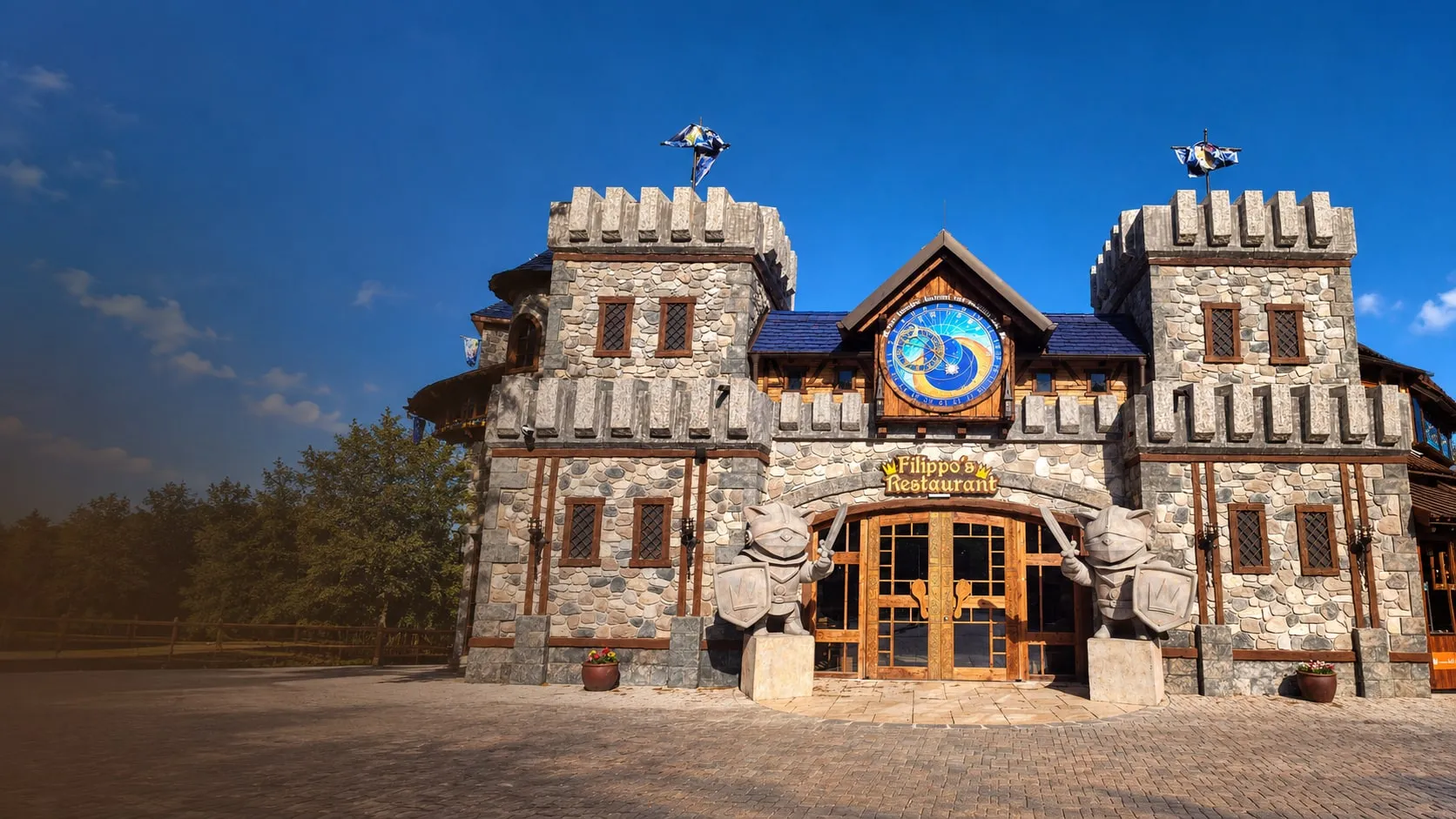 Märchenhaftes Burgtor mit Sternenuhr und Ritterfiguren in einem Freizeitpark